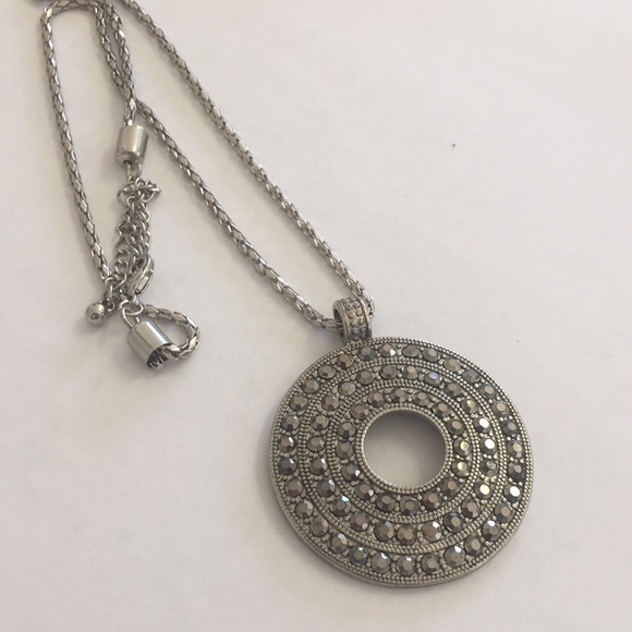 Vintage Jewelry - Sparkling round pendant necklace